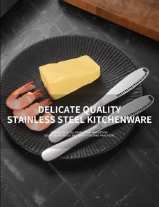 Nahaufnahme des 430 Edelstahl-Buttermessers mit Löchern für Käse und Marmelade
