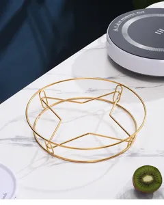 Nahaufnahme des goldenen Stern-Edelstahl-Dampfgestells für die Küche mit Details.