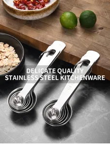 Dettaglio di misurini impilabili in acciaio inox con tacche graduate incise