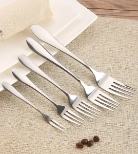 Vue détaillée de diverses fourchettes en acier inoxydable 1012 sur un set de table beige