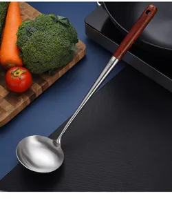 Primer plano de un cucharón de acero inoxidable con mango de madera y sello SUS304