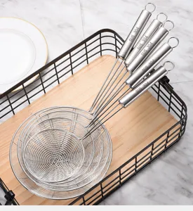 Dettaglio di cinque schiumarole in acciaio inox 304 di varie dimensioni con manici