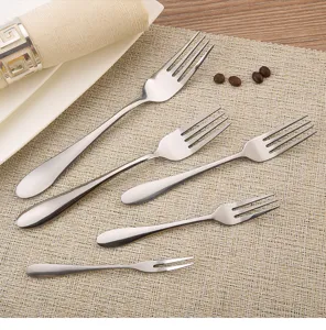 Lot de cinq fourchettes en acier inoxydable poli de tailles variées pour tout repas