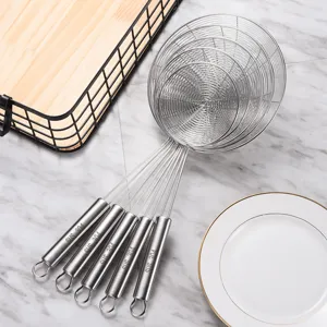 Set di cinque schiumarole in acciaio inox con manici incisi SUS 304 su fondo marmo