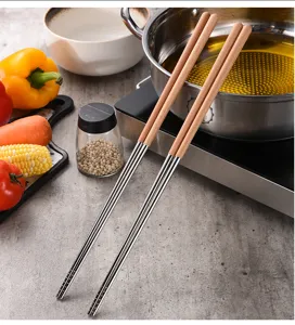 Extra lange 40 cm frituurstokjes van roestvrij staal met handvat van beukenhout in de keuken
