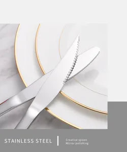 Makrodetail eines Steakmessers aus 304 Edelstahl mit scharfer Wellenkante