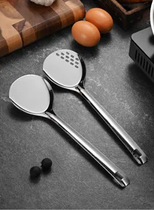 Deux mini spatules en acier inoxydable 304 miroir sur un plan de travail en pierre