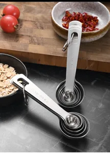 Dettaglio del set di cucchiai dosatori in acciaio inox 304 con misure ben incise
