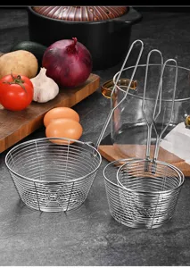 Set aus drei langlebigen Schaumlöffeln aus Edelstahl mit Haken für die Küche zu Hause