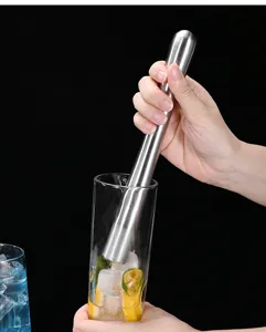 Κοντινό πλάνο ενός αναδευτήρα κοκτέιλ από ανοξείδωτο χάλυβα που θρυμματίζει πάγο