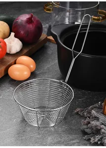 Detailansicht des feinen Edelstahlsiebs und Griffs des Hot-Pot-Schaumlöffels
