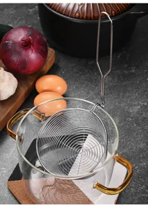 Detailansicht eines kleinen Edelstahlsiebs mit Haken in einem Glastopf.