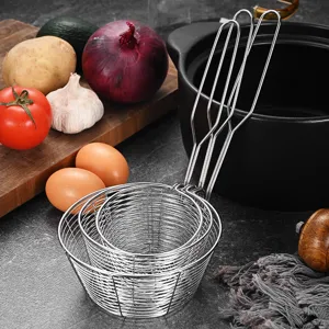3er-Set Hot-Pot-Siebe aus Edelstahl mit Hakenstielen in einer Küchenszene.