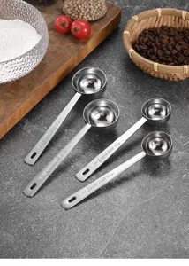 Vista dettagliata di misurini da caffè in acciaio inox da 15 ml e 30 ml