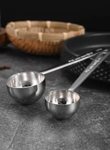 Dettaglio ravvicinato di misurini per caffè in acciaio inossidabile 304.