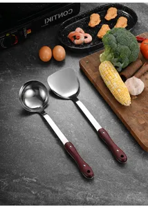 Hoogwaardige roestvrijstalen spatel en soeplepel set met ergonomische houten handgrepen.