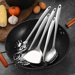 Premium-Küchenhelfer-Set aus Edelstahl in einem schwarzen Wok mit frischem Gemüse