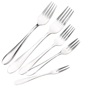 Lot de cinq fourchettes en acier inoxydable de tailles variées pour le dîner et le dessert.