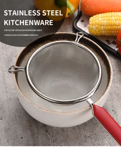 Detail eines feinmaschigen Edelstahlsiebs mit ergonomischem rotem Griff für die Küche.