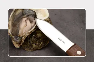 Detail van 304 roestvrijstalen oestermes met walnoothouten handvat bij openen van oester