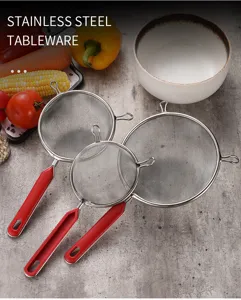 Set aus feinmaschigen Edelstahlsieben mit ergonomischen roten Griffen in der Küche