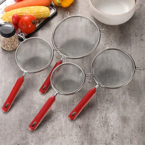 Set aus vier feinmaschigen Edelstahlsieben mit ergonomischen roten Griffen für die Küche.