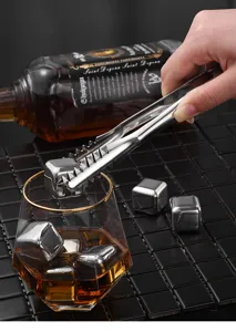Detail einer Eiszange aus 304 Edelstahl mit wiederverwendbarem Metall-Whiskeywürfel