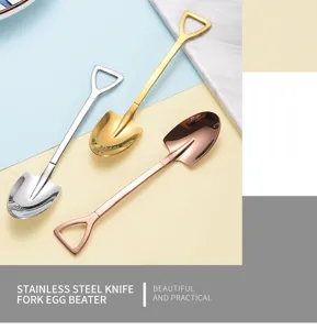 Nahaufnahme von schaufelförmigen Edelstahllöffeln in Silber, Gold und Roségold.