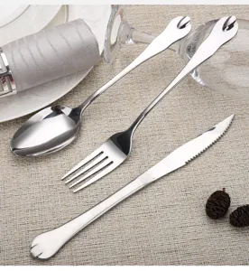 Detail view of 3-piece stainless steel cutlery set with teardrop handle on a mat