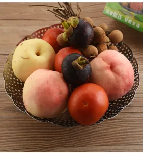 Faltbarer Dämpfeinsatz aus Edelstahl als sehr dekorative Obstschale auf Holztisch
