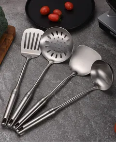 Detail eines 4-teiligen Küchenhelfer-Sets aus 304 Edelstahl mit Kelle und Pfannenwender.