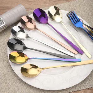 Set aus farbigen Löffeln aus 304 Edelstahl mit langer Grifffläche und Vakuumbeschichtung