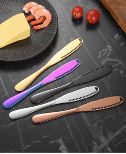Fünf mehrfarbige Buttermesser aus Edelstahl mit Löchern auf Marmoroberfläche