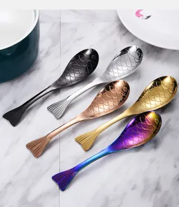 Nahaufnahme von fünf kreativen fischförmigen Edelstahllöffeln in verschiedenen Metallfarben