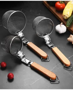 Set aus drei Edelstahlsieben für Nudeln mit eleganten Holzgriffen für die Küche