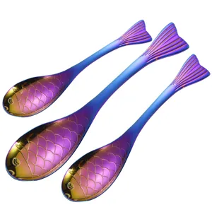 Set mit drei kreativen fischförmigen Edelstahllöffeln 304 mit Regenbogen-Finish