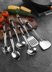 Detailaufnahme eines Edelstahl-Küchenhelfer-Sets mit ergonomischen schwarzen Griffen