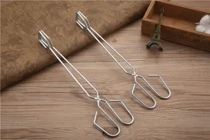 Dettaglio di due pinze per carbone extra lunghe in acciaio inox per barbecue all'aperto