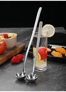 Vista detallada de cucharas de acero inoxidable 304 con mango largo en una cocina.