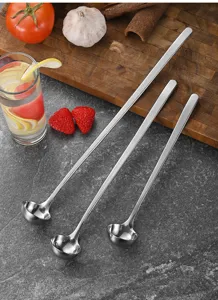 Cucharones de acero inoxidable 304 de mango largo sobre piedra con accesorios de cocina
