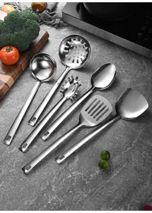 Detalle de un juego de utensilios de cocina profesionales de acero inoxidable puro