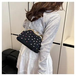 Vista posteriore di una donna con borsa da sera nera decorata con perline colorate