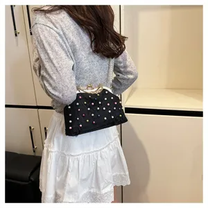 Elegante borsa da sera nera decorata con perle colorate e applicazioni floreali 3D.