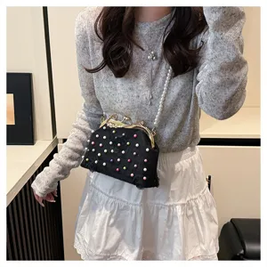 Elegante borsa da sera in pizzo nero con perline colorate e una tracolla di perle.