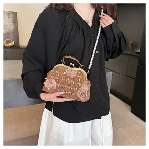 Elegante borsa da sera vintage marrone con fiori 3D, perle colorate e catenina.