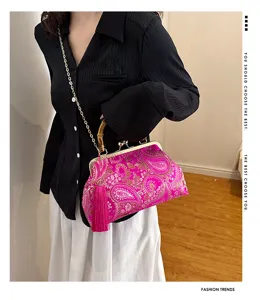 Elegante rosa floral bestickte Vintage-Abendtasche mit Bambusgriff und Goldkette