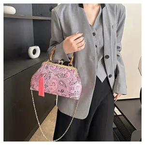 Detailansicht der rosa Paisley-Stickhandtasche mit Bambusgriff und goldener Kette.