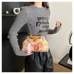 Pochette de soirée vintage brodée de fleurs avec un pompon rose et poignée bambou