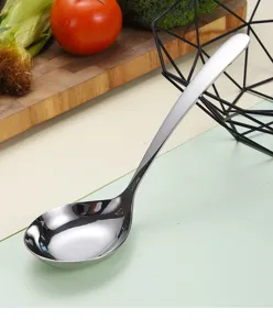 Primo piano di mestolo profondo in acciaio inox 304 con manico lungo e finitura lucida
