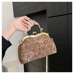 Elegante borsa da sera floreale marrone con perline colorate e dettaglio manico d'oro.
